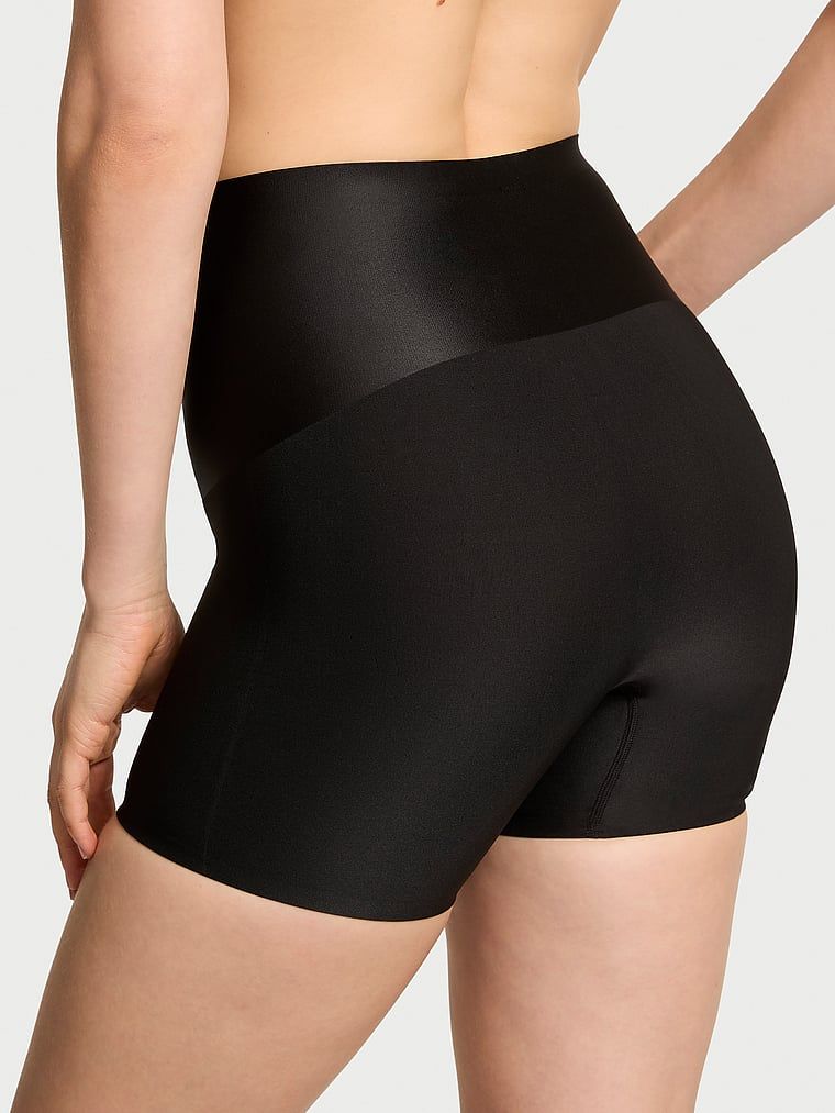 Pantaloni scurți modelați cu talie înaltă Smoothing Shimmer. Produsul este negru și provine din colecția Body by Victoria.