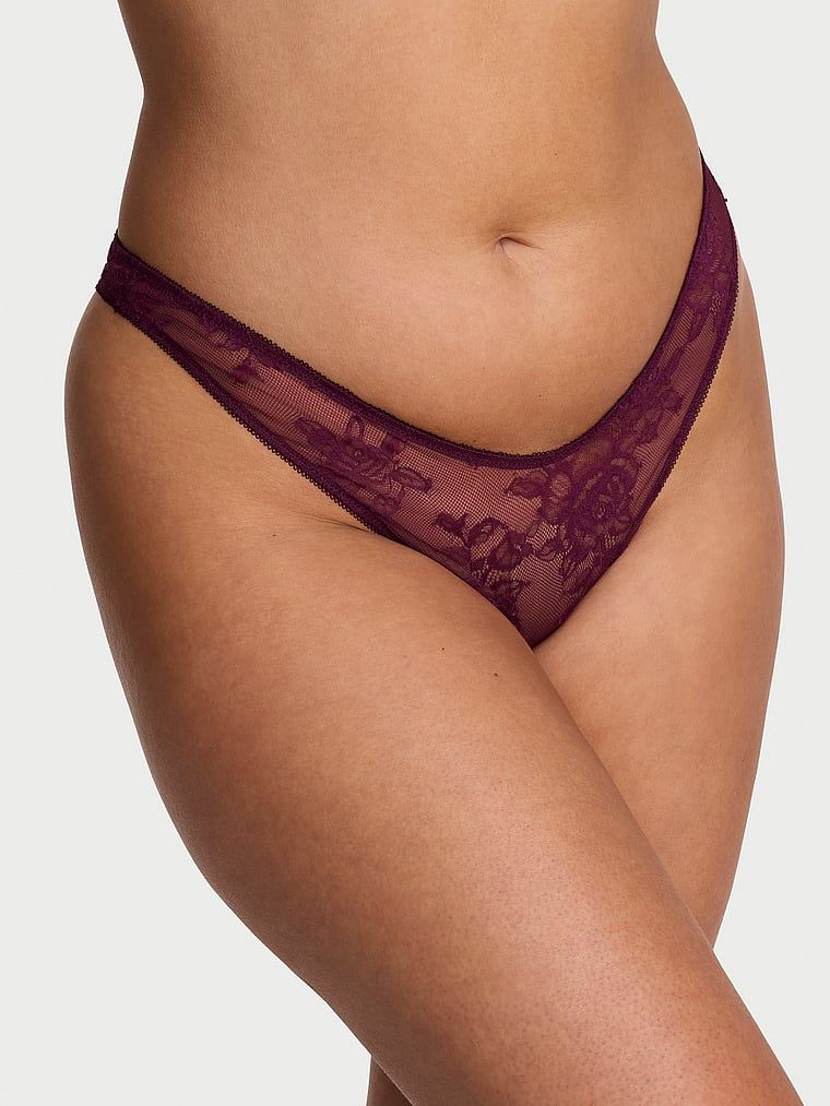 Tanga din dantelă cu pandantiv pe spatele Hardware-ului. Produsul este roz și provine din colecția Very Sexy.
