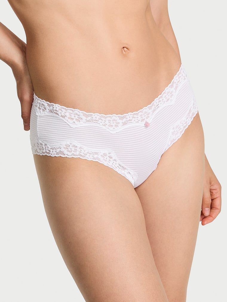 Chiloți din bumbac cu dungi cu dantelă pe margini Cheeky. Produsul este alb și provine din colecția Body by Victoria.