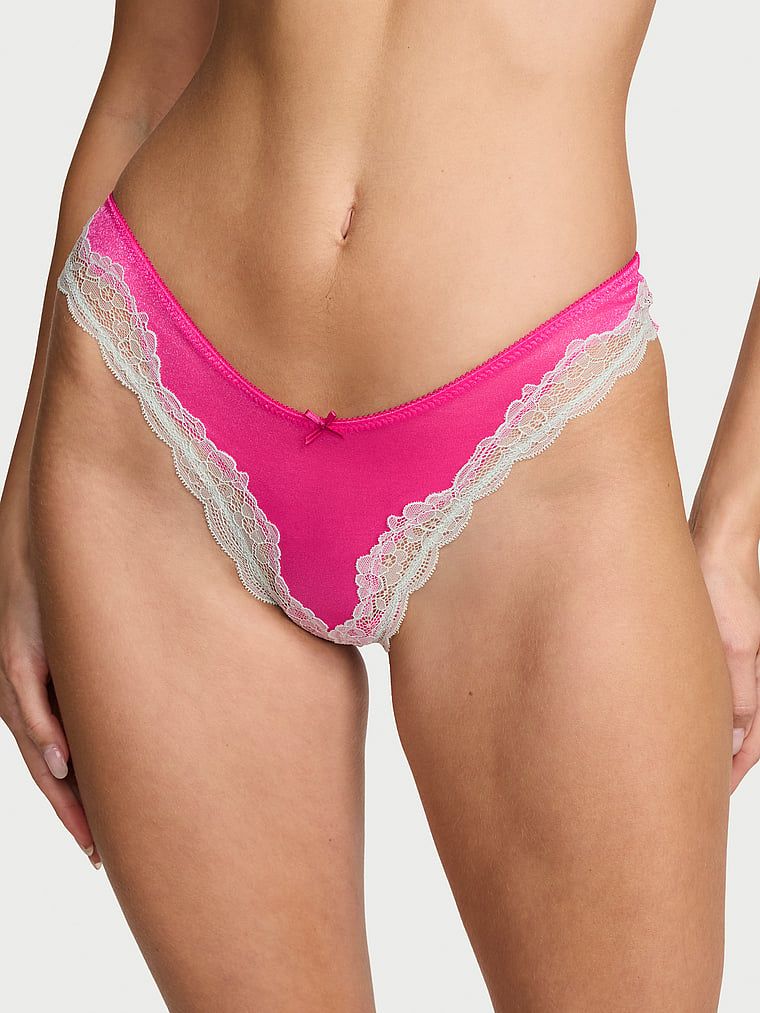 Tanga cu decolț înalt al lui Tease. Produsul este roz și provine din colecția Victoria's Secret.