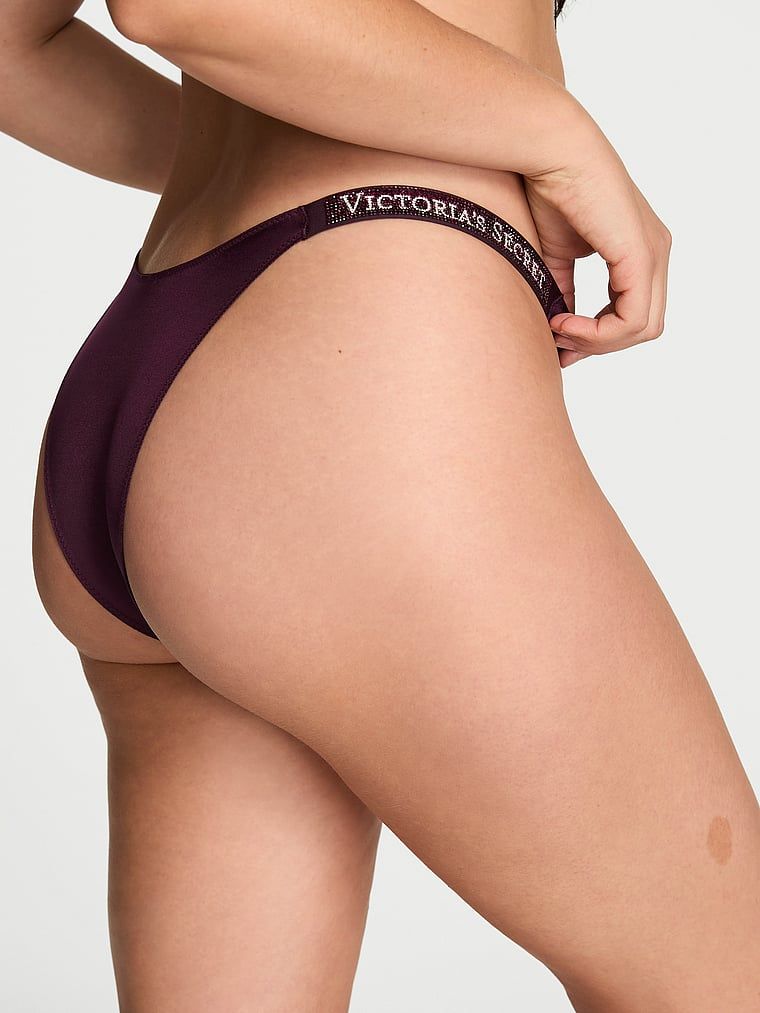 Chiloți brazilieni cu dungi braziliene Shine Strap. Produsul este de culoare mov și provine din colecția Very Sexy.