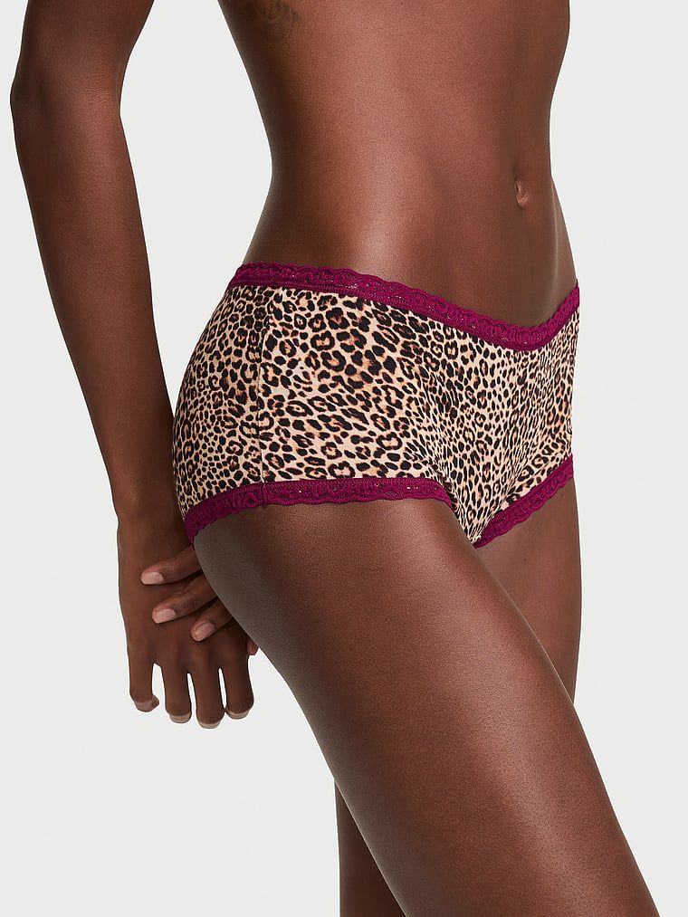 Pantaloni scurți de bumbac cu dantelă pe margini: Boyshort cu margini din dantelă. Produsul are o culoare cu model și provine din colecția Lace Trim.