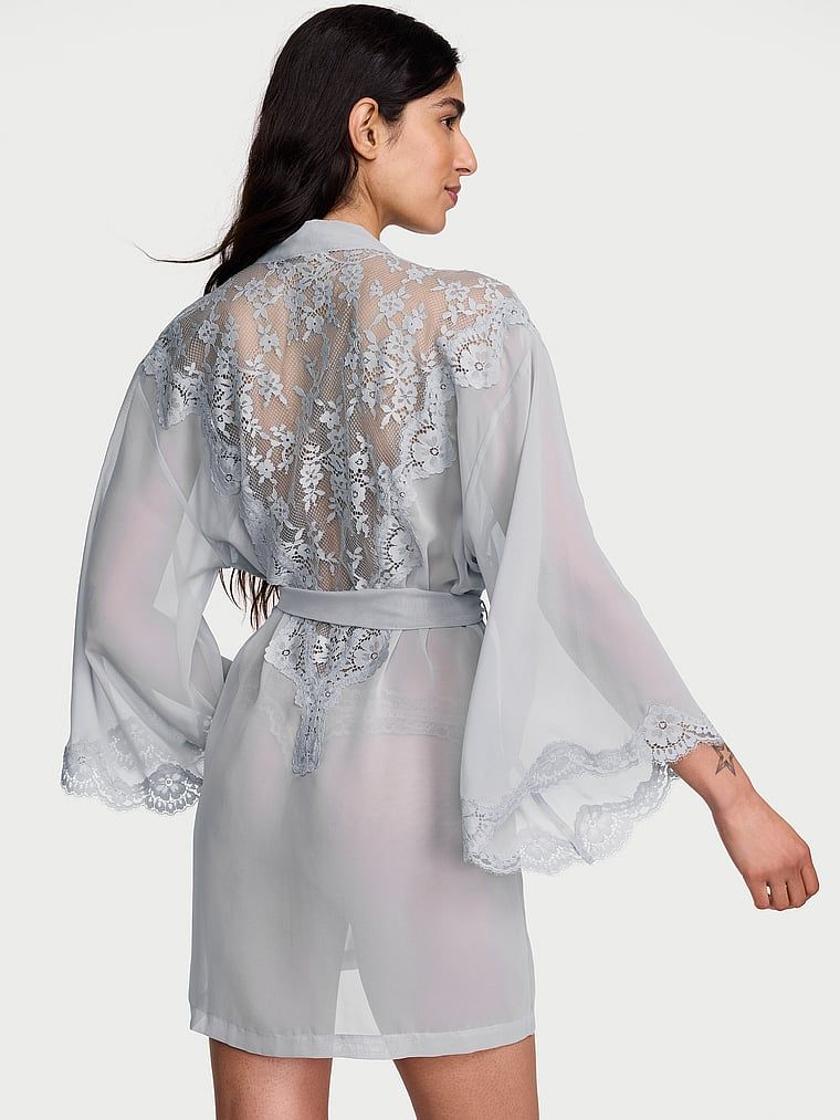 Halatul de baie făcut din șifon și dantelă. Produsul este de culoare gri și provine din colecția Dream Angels.