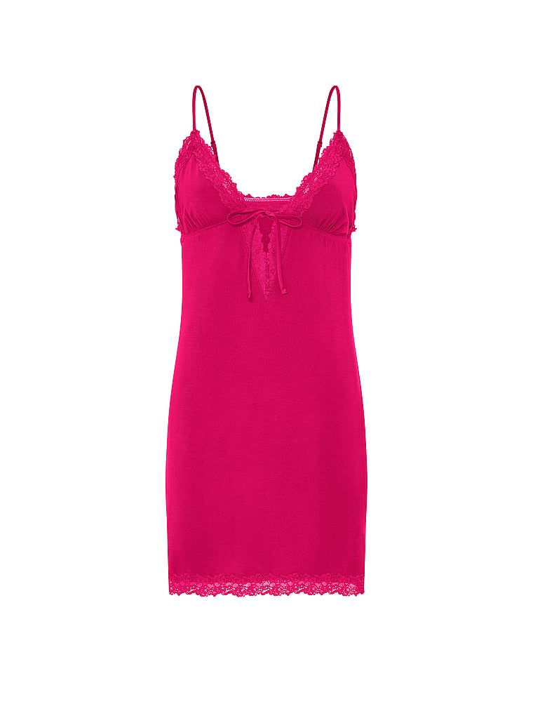 Cămașă de noapte realizată din SoSoft modal. Produsul este roz și provine din colecția Victoria's Secret.