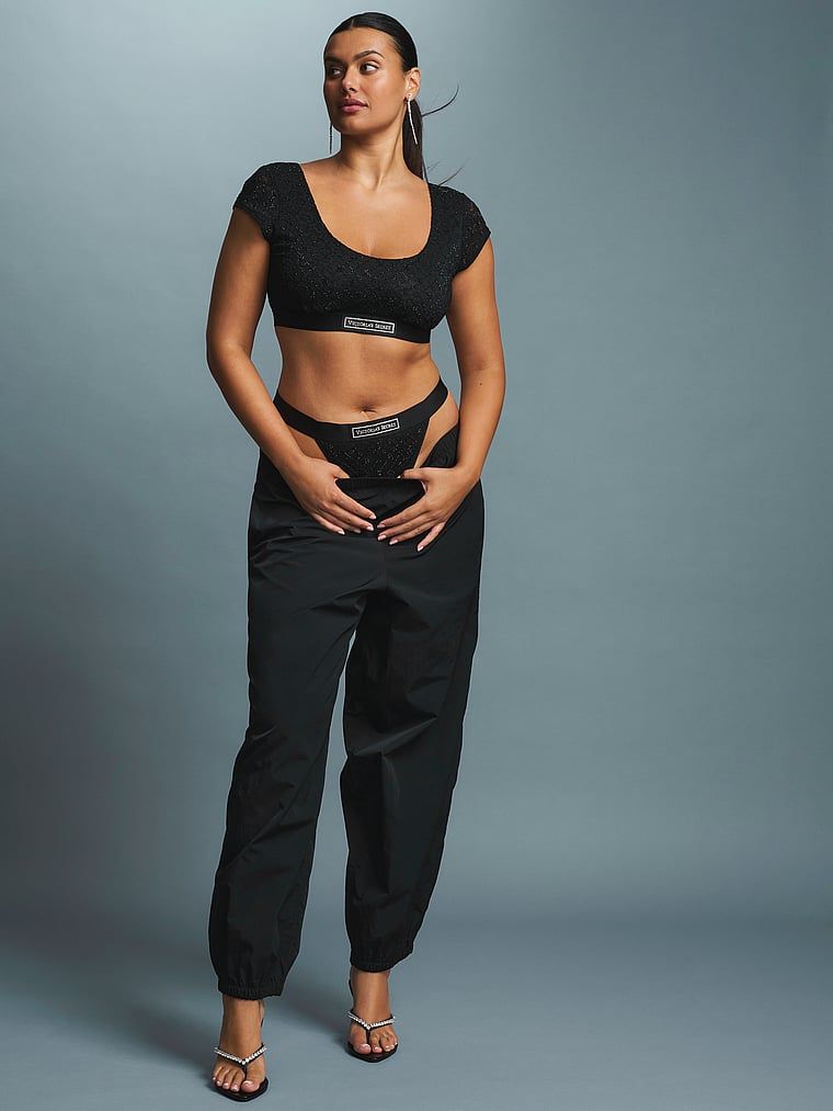 Sutiene bralet din dantelă cu mâneci și logo-ul Shine. Produsul este negru și provine din colecția de tricouri.