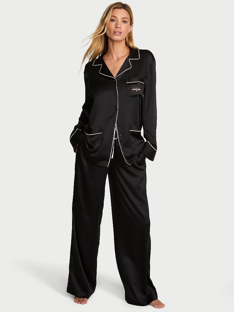 Pijamale lungi din satin Fashion Show 2026. Produsul este negru și provine din colecția Victoria's Secret.