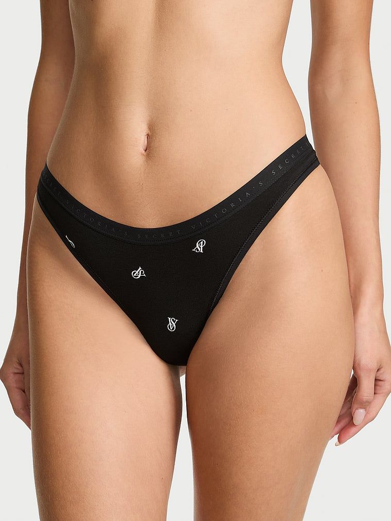 Tanga de bumbac cu picior înalt. Produsul este modelat și provine din colecția Victoria's Secret.