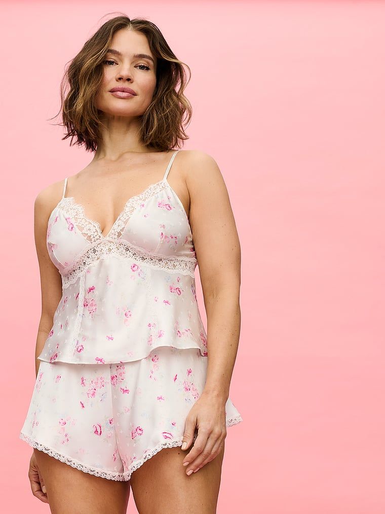 Set din satin - top și pantaloni scurți Fluturi. Produsul are un model floral și provine din colecția Dream Angels.