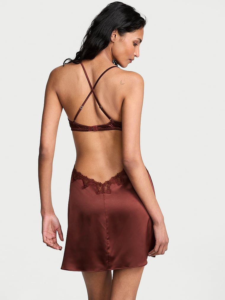 Cămașă de noapte decupată din satin. Produsul este roșu și provine din colecția Very Sexy.