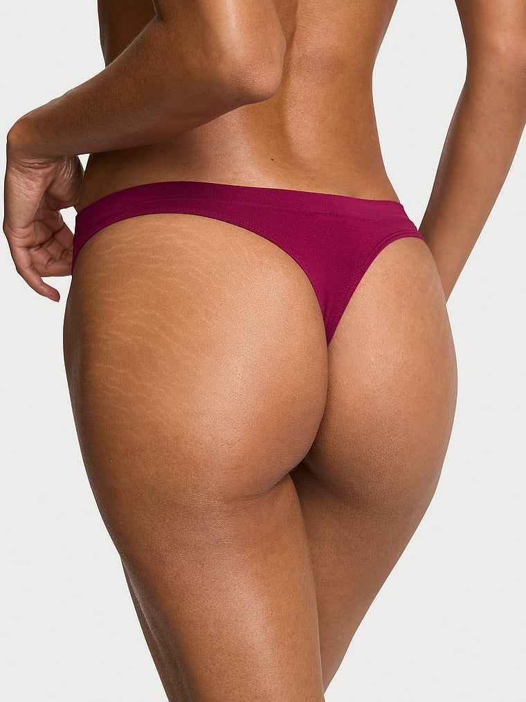 Tanga fără cusături cu logo strălucitor Sparkle. Produsul este de culoare roz și provine din colecția Seamless