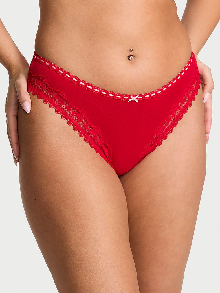 Tanga de bumbac cu margini de dantelă cu fundă. Produsul este roșu și provine din colecția Lace Trim.
