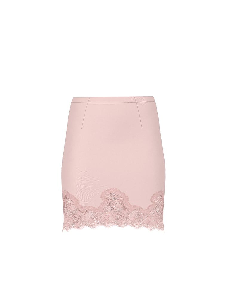 Fustă de satin finisată cu dantelă. Produsul este roz și provine din colecția Dream Angels.