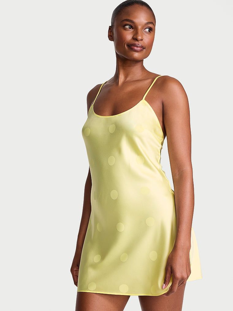 Cămașă de noapte semnătură din satin slip. Produsul este galben și provine din colecția Victoria's Secret.