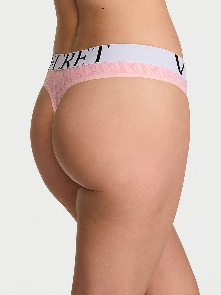 Tanga cu logo-ul Cool. Produsul este modelat și provine din colecția Bumbac.