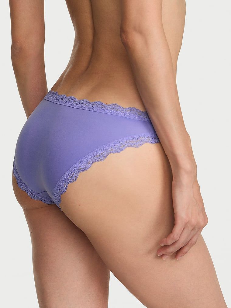 Chiloți din dantelă pe marginea bikiniului cu dantelă. Produsul este albastru și provine din colecția Dream Angels.