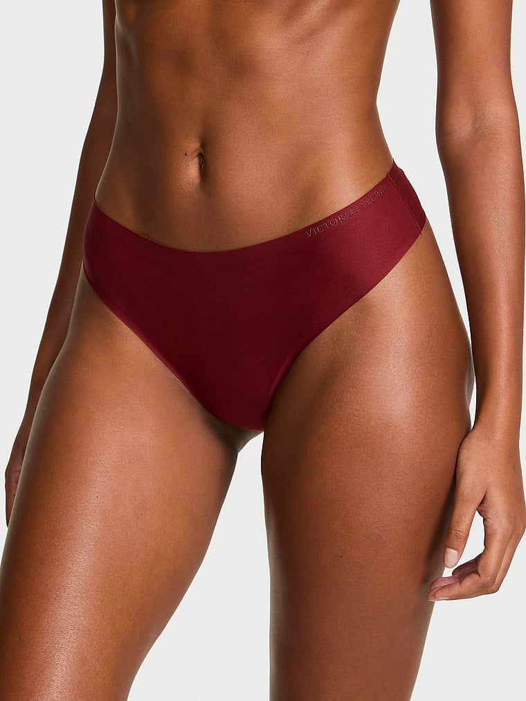 Tanga din microfibră flexibilă. Produsul este de culoare roșie și provine din colecția Body by Victoria.