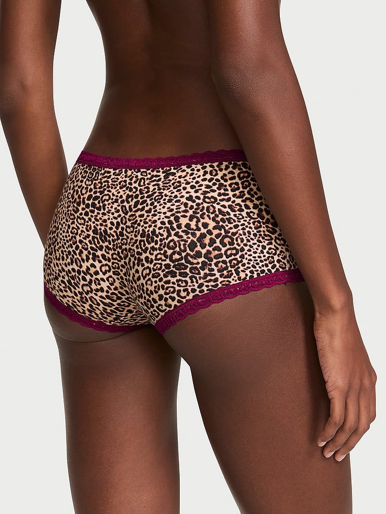 Pantaloni scurți de bumbac cu dantelă pe margini: Boyshort cu margini din dantelă. Produsul are o culoare cu model și provine din colecția Lace Trim.