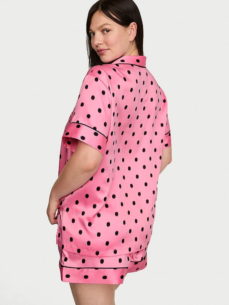 Pijamale de satin cu pantaloni scurți semnătură. Produsul are o culoare cu model și provine din colecția Victoria's Secret.