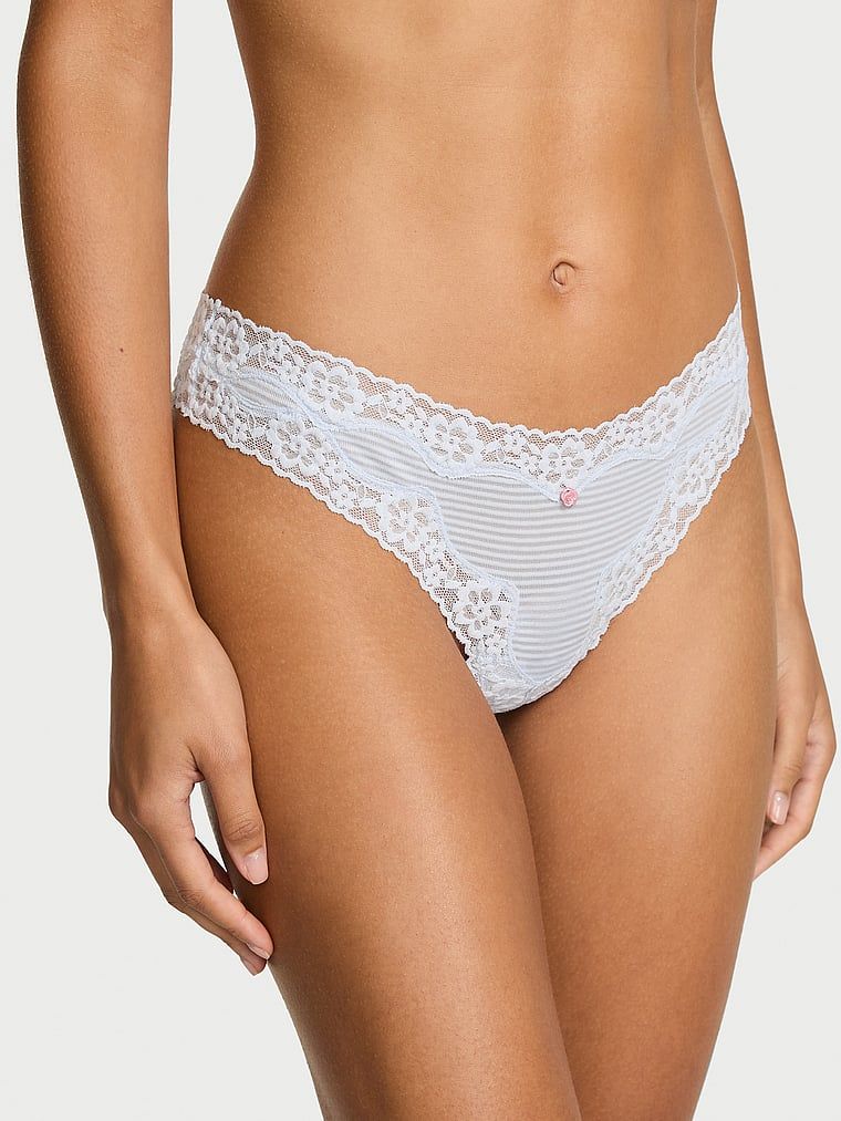 Tanga din bumbac cu dungi cu dantelă pe margini. Produsul este de culoare albastră și provine din colecția Lace Trim.