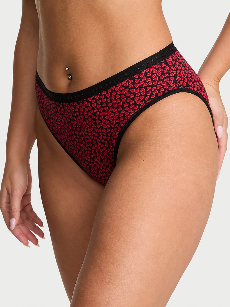 Chiloți din bumbac cu picioare înalte, pantaloni scurti cu picior înalt. Produsul este modelat și provine din colecția Victoria's Secret.