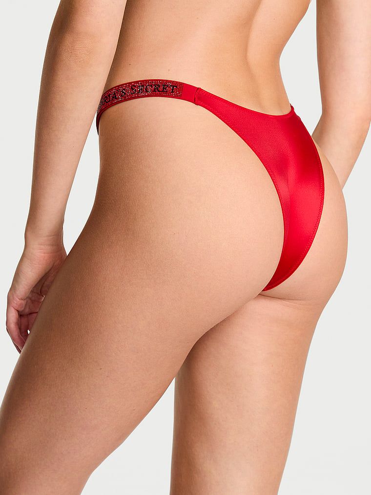 Chiloți brazilieni cu bretele strălucitoare Shine Strap brazilian. Produsul este roșu și provine din colecția Very Sexy.