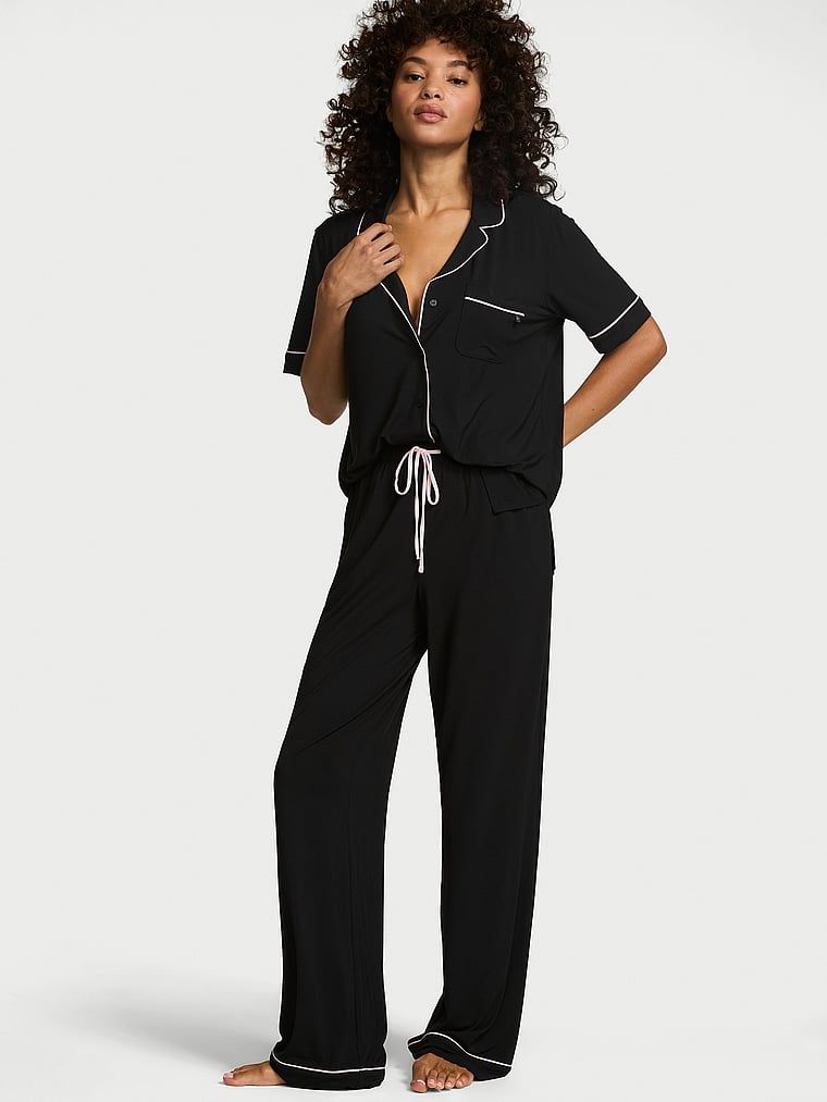 Pijamale modale cu mâneci scurte și pantaloni lungi SoSoft. Produsul este negru și provine din colecția Victoria's Secret.