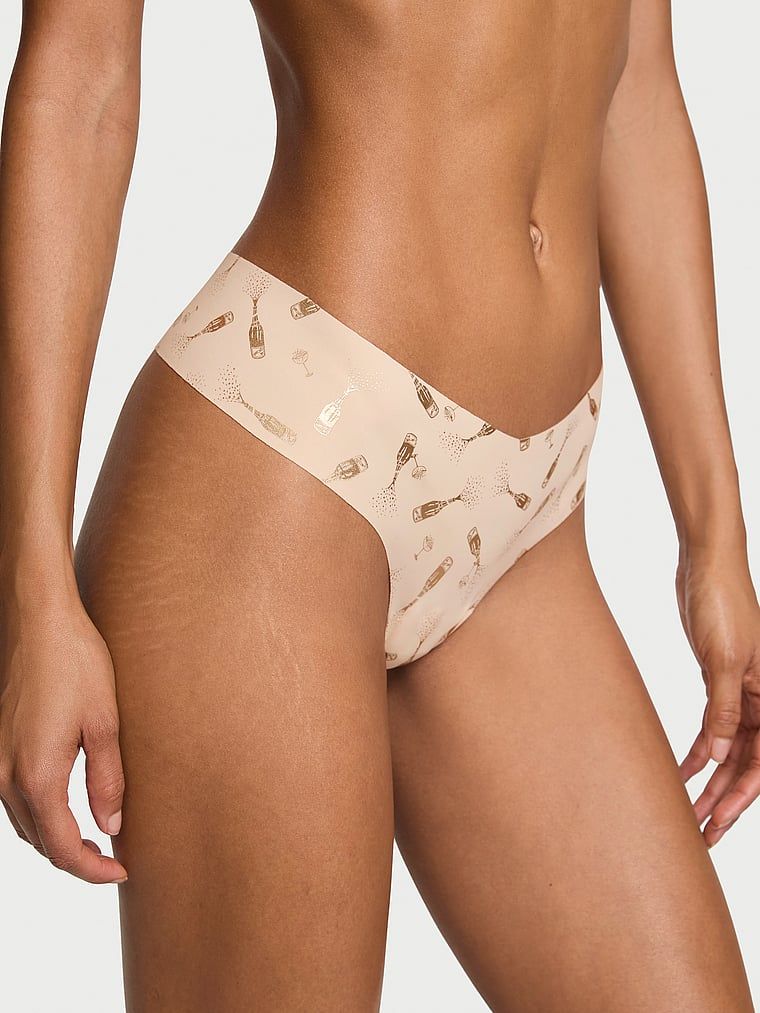 Tanga fără sudură fără prezentare. Produsul este modelat și provine din colecția No-Show.