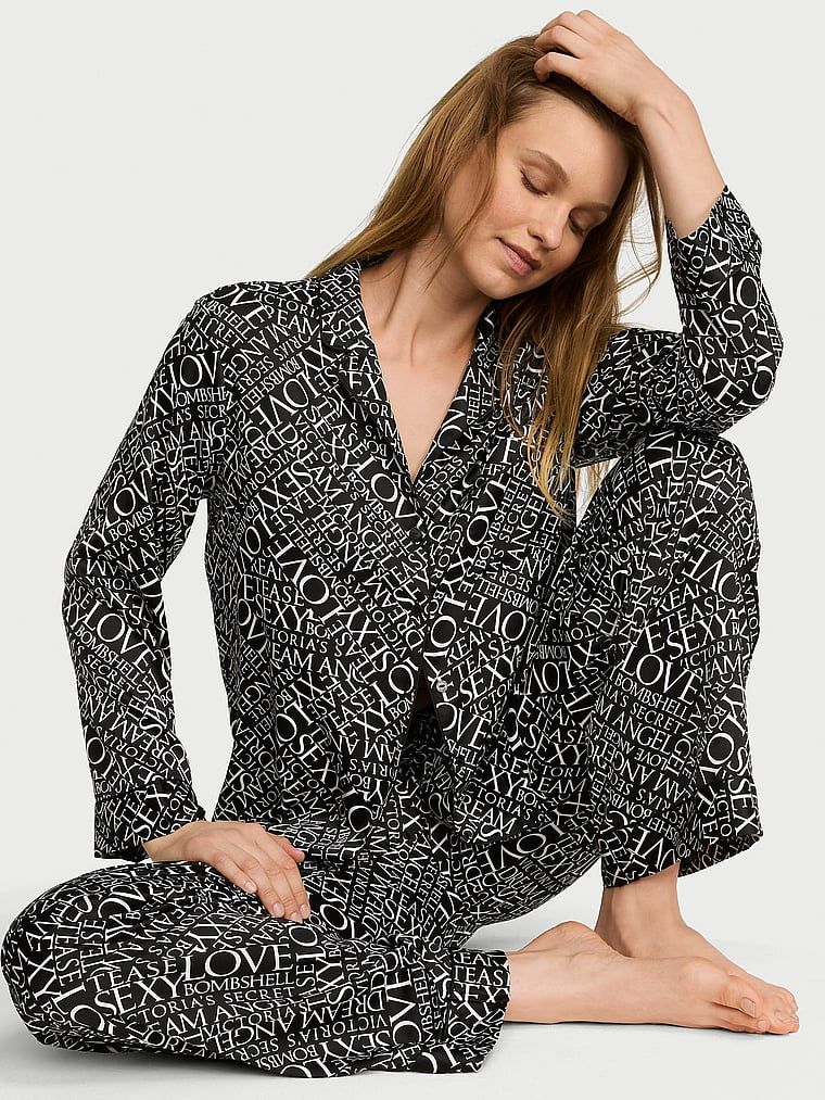 Pijamale din satin semnătură cu mâneci lungi. Produsul are o culoare cu model și provine din colecția Victoria's Secret.
