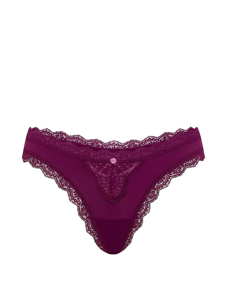 Tanga cu dantelă și margini în dantelă. Produsul este de culoare mov și provine din colecția Dream Angels.