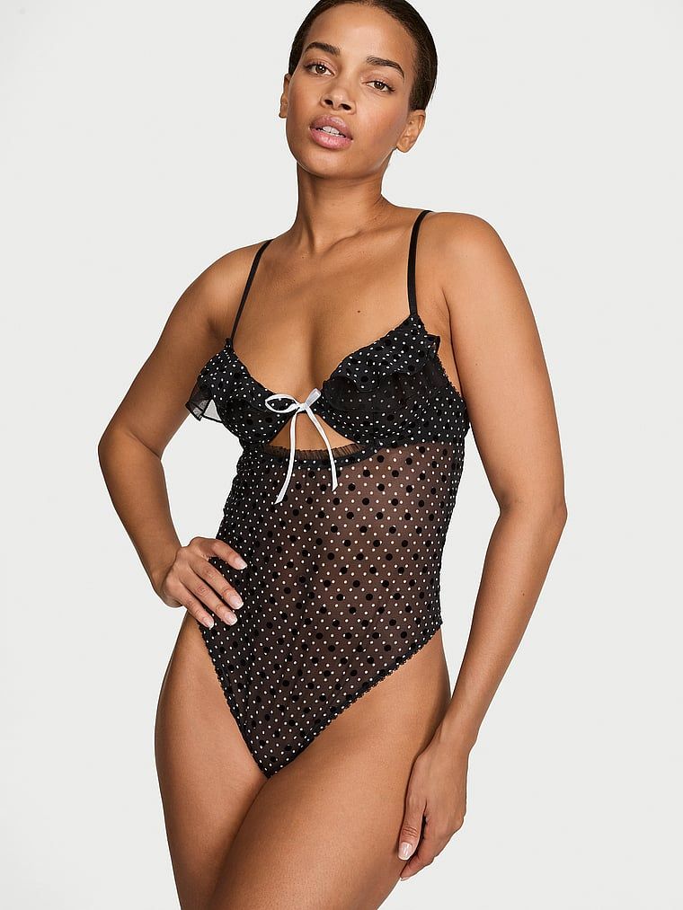 Costum cu buline, Tease Dot Ruffle. Produsul are o culoare cu model și provine din colecția Victoria's Secret.