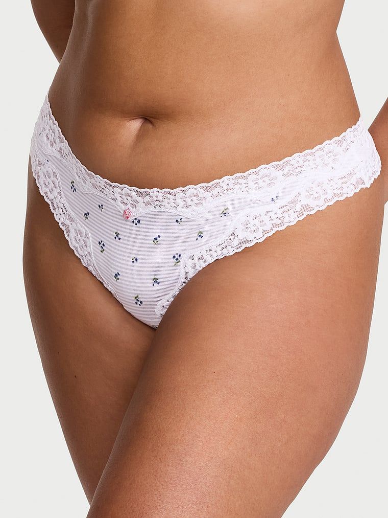 Tanga din bumbac cu dungi și dantelă pe margini. Produsul are un model floral și provine din colecția Lace Trim.