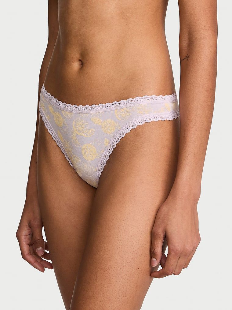 Tanga de bumbac cu dantelă pe margini: talie din dantelă. Produsul este modelat și provine din colecția Lace Trim.