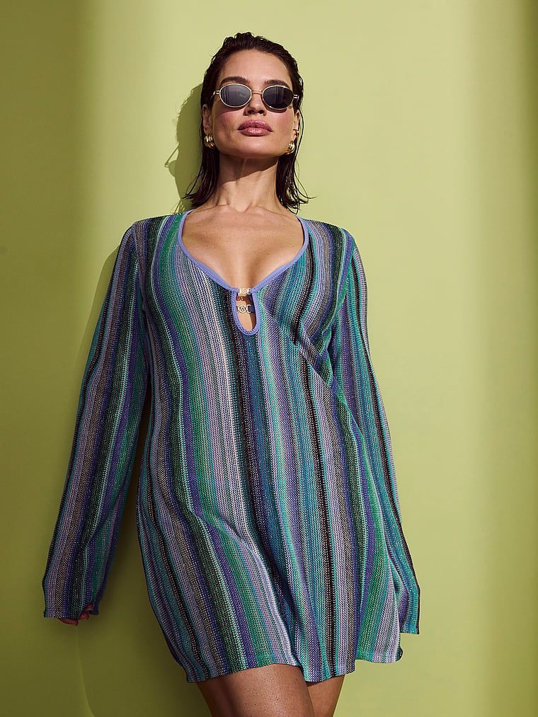 Rochia mini de plajă cu tricot strălucitor de plajă. Produsul este modelat și provine din colecția Victoria's Secret Swim.