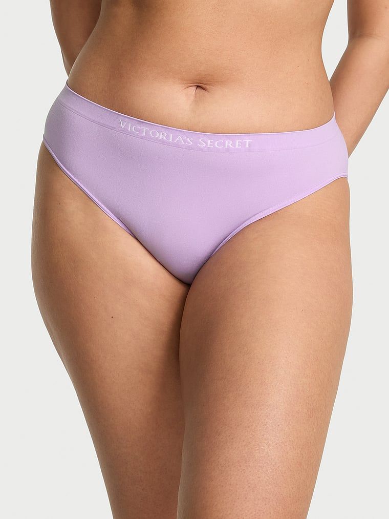 Chiloți Bikini fără cusături. Produsul este mov și provine din colecția Seamed.