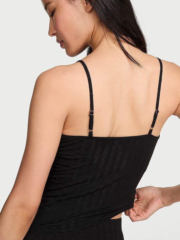 Bluza este făcută din SoSoft Ultra-Fine Sleeping Modal. Produsul este negru și provine din colecția Victoria's Secret.