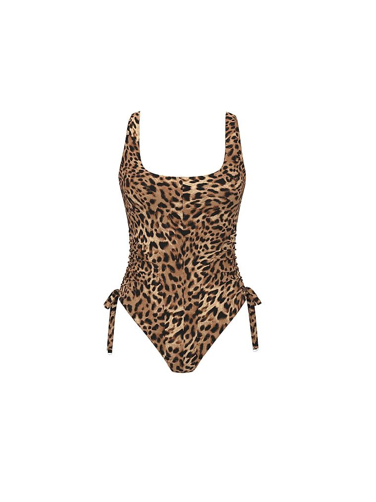 Costum de baie dintr-o piesă: Essential Itsy. Produsul este modelat și provine din colecția Victoria's Secret Swim.