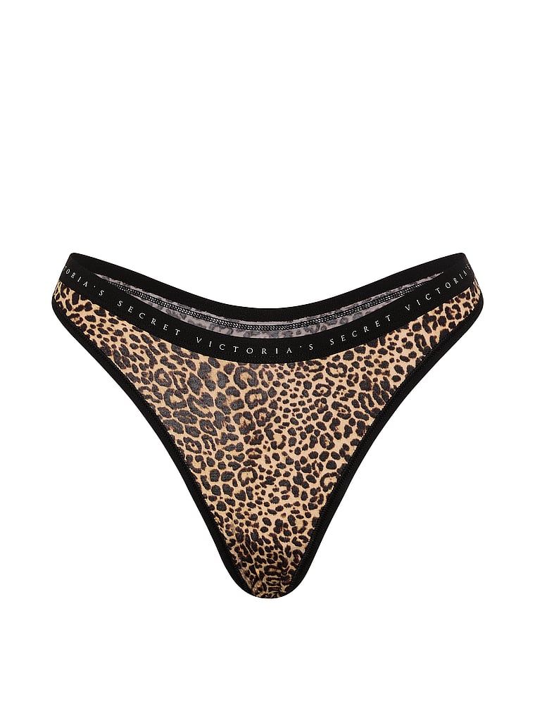 Tanga de bumbac cu picior înalt. Produsul este modelat și provine din colecția Victoria's Secret.