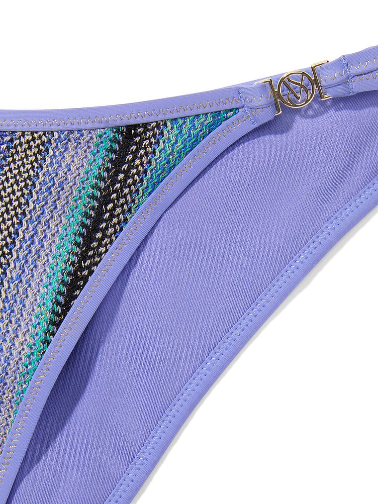 Slip brazilian cu dungi strălucitoare. Produsul este modelat și provine din colecția Victoria's Secret Swim.