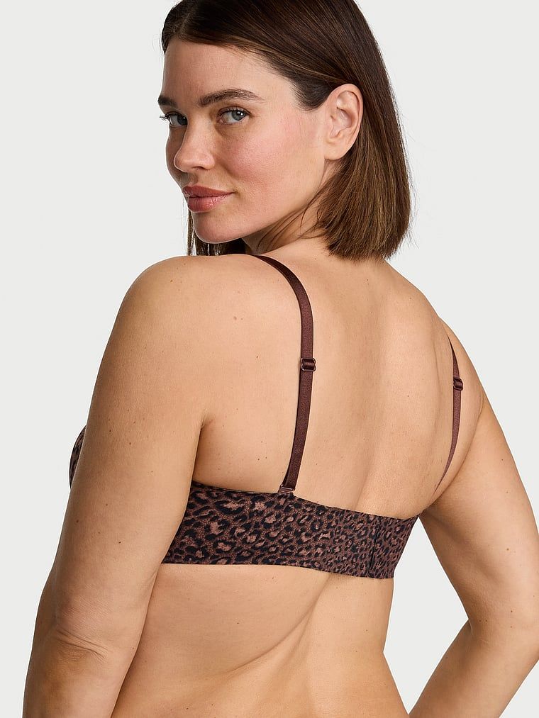 Sutien push-up fără bretele. Produsul este modelat și provine din colecția Victoria's Secret Bar.