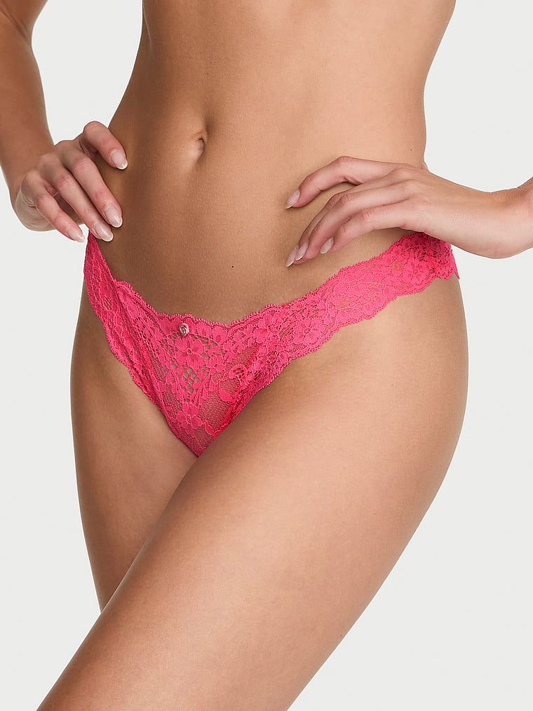 Chiloți brazilieni din dantelă. Produsul este roz și provine din colecția Dream Angels.