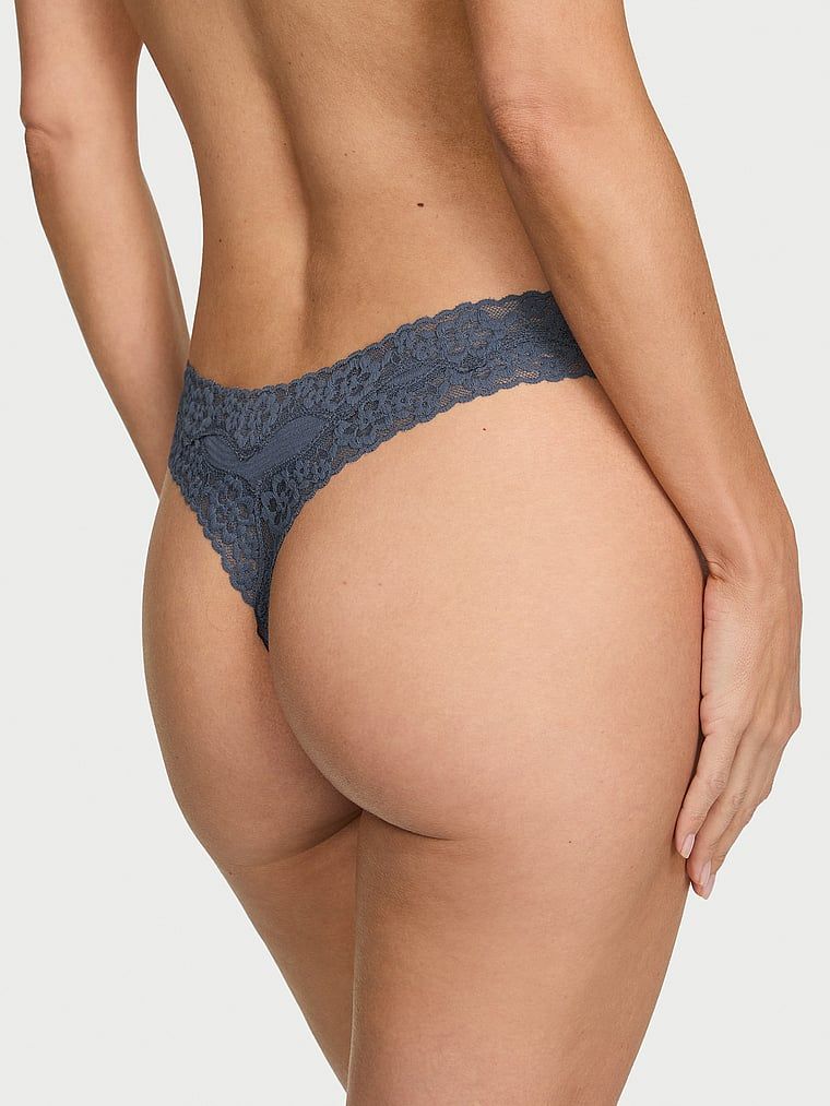 Tanga din bumbac cu dungi și dantelă pe margini. Produsul este albastru și provine din colecția Lace Trim.