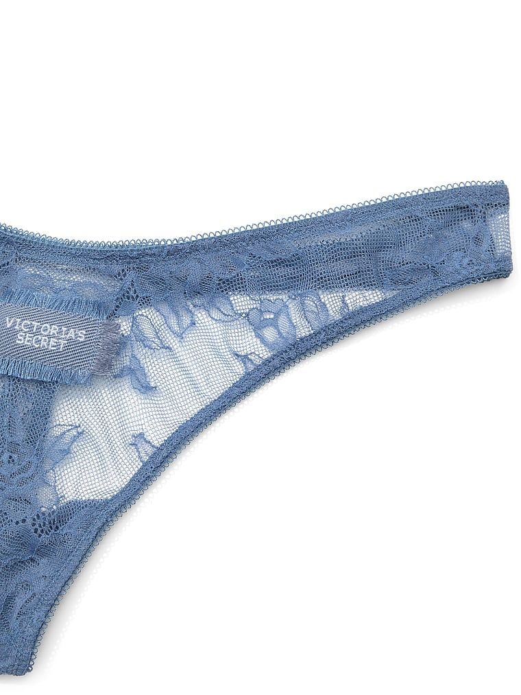 Tanga din dantelă cu patch de denim. Produsul este de culoare albastră și provine din colecția Very Sexy.