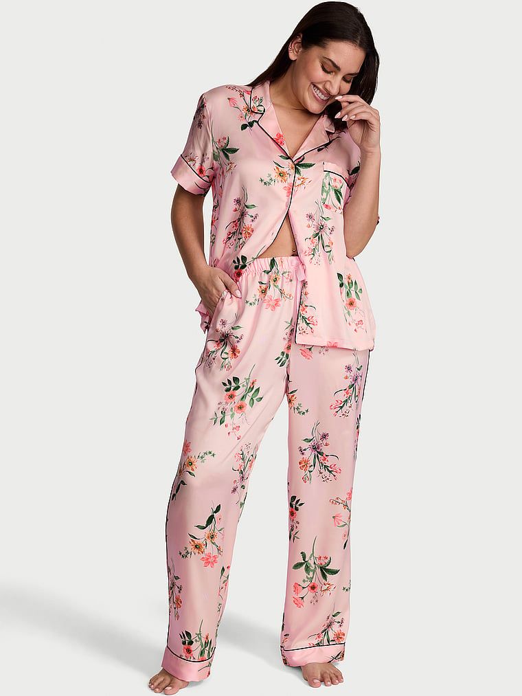 Pijamale lucioase din satin cu mâneci scurte și pantaloni lungi din satin glazurat. Produsul are un model floral și provine din colecția Victoria's Secret.