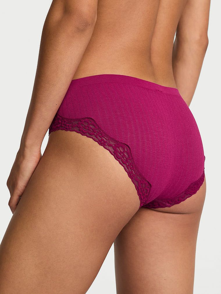 Chiloți cu dantelă pe margini Seamless Rib Hiphugger. Produsul este roz și provine din colecția Body by Victoria.