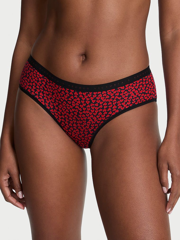Chiloți din bumbac cu hiphugger. Produsul este modelat și provine din colecția Victoria's Secret.