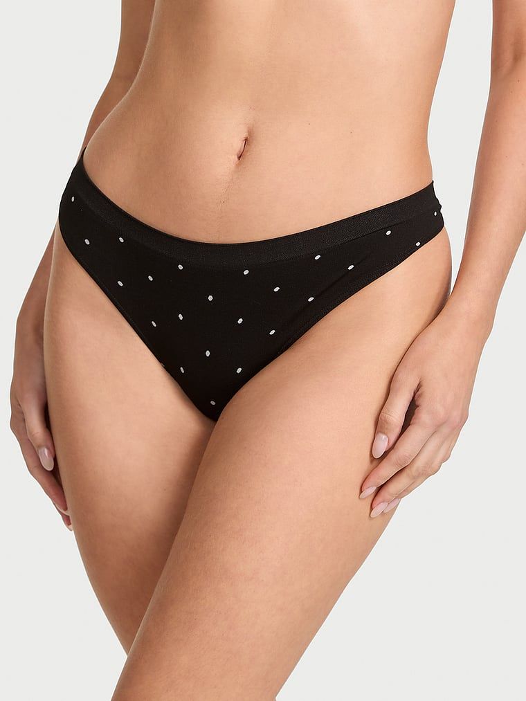 Tanga fără cusături. Produsul este modelat și provine din colecția Seamed.