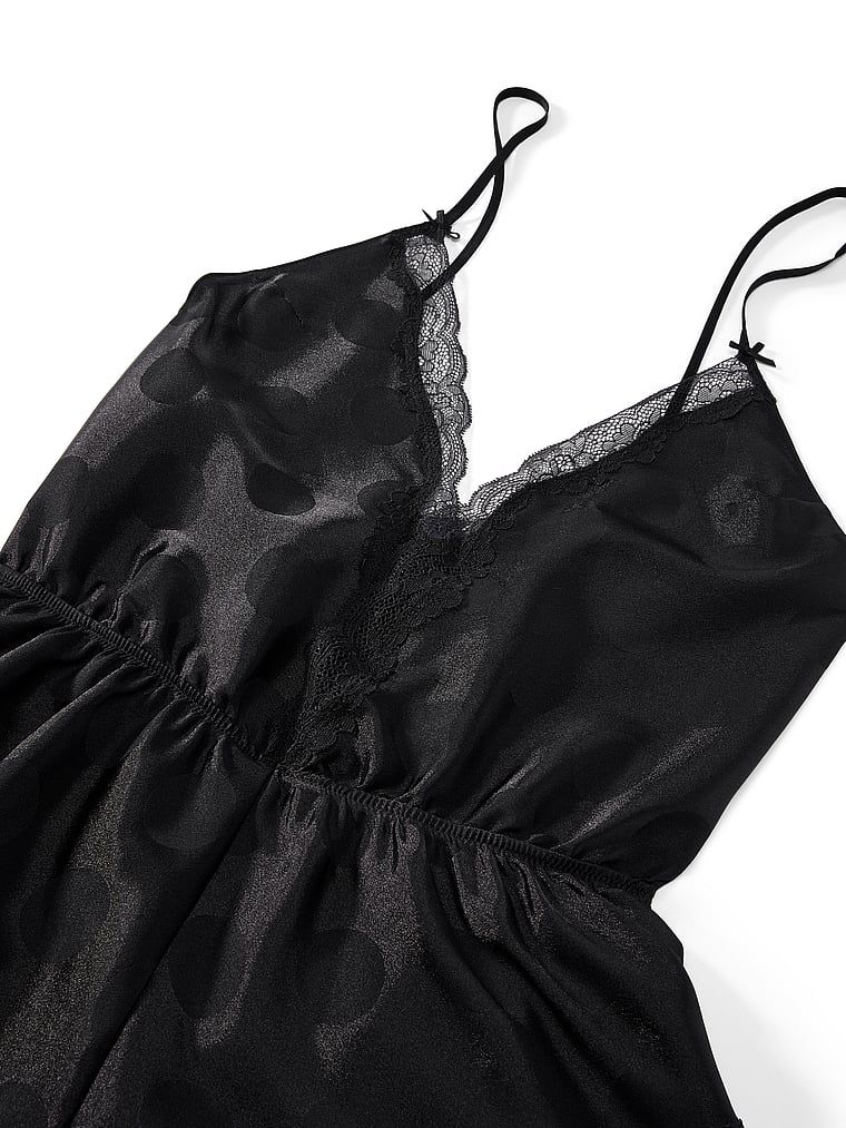 Costum de dormit din satin Tease Dot. Produsul este negru și provine din colecția Victoria's Secret.