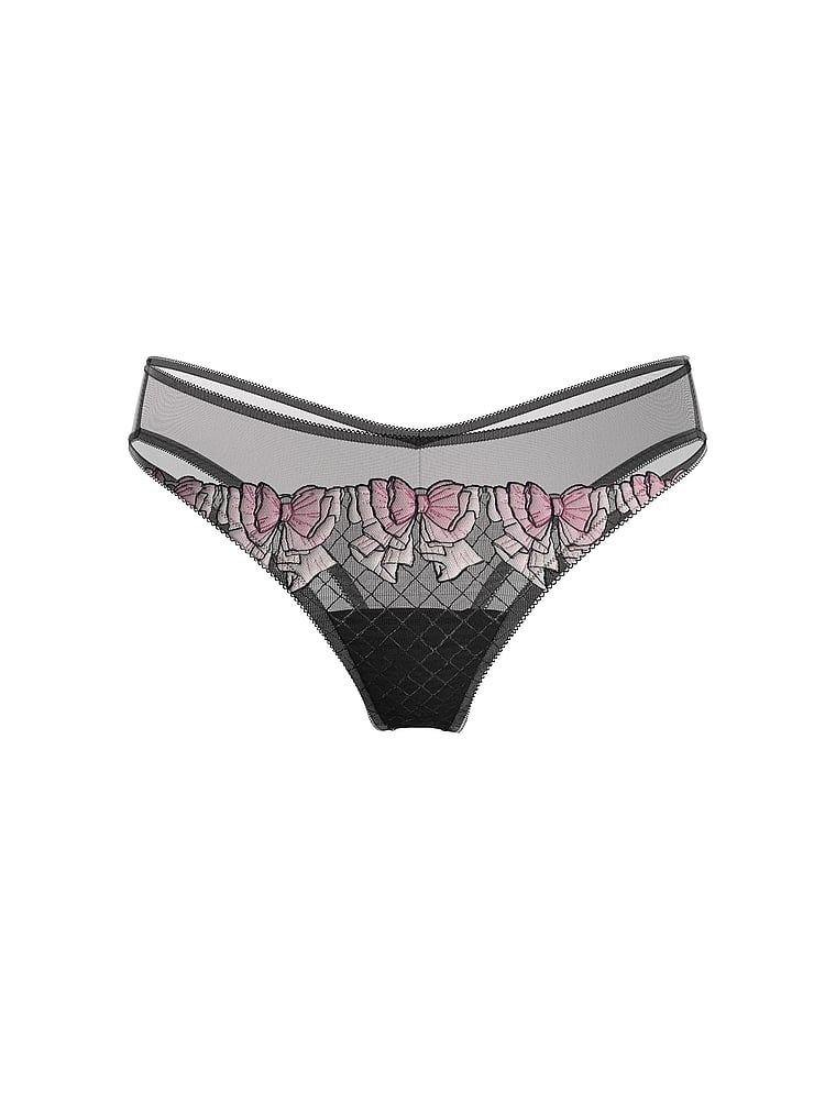 Tachinează chiloții din plasă obraznică. Produsul este modelat și provine din colecția Victoria's Secret.