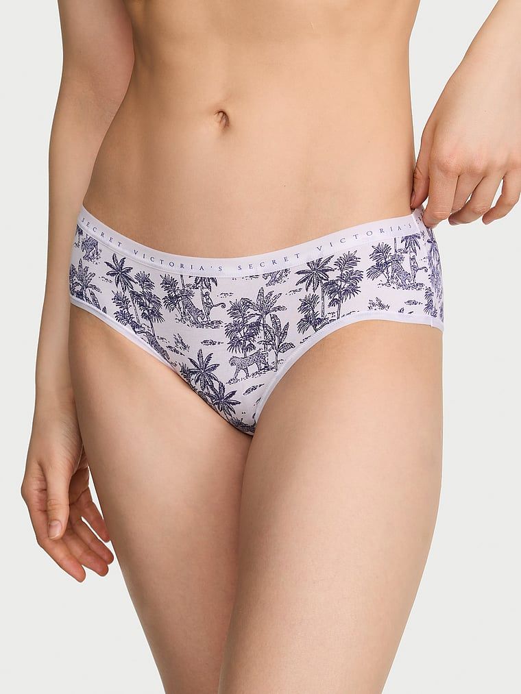 Chiloți din bumbac cu hiphugger. Produsul este modelat și provine din colecția Victoria's Secret.