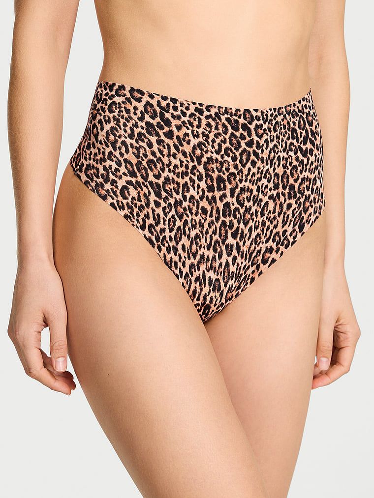 Tanga fără cusături cu talie înaltă No-Show. Produsul este modelat și provine din colecția No-Show.